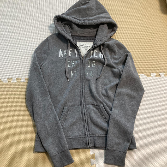 Abercrombie&Fitch(アバクロンビーアンドフィッチ)のアバクロ　パーカー　グレー　Mサイズ レディースのトップス(パーカー)の商品写真