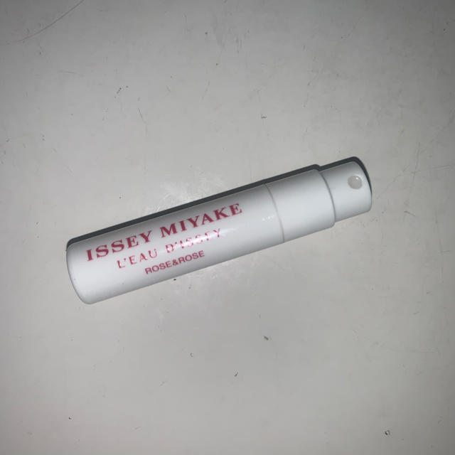 ISSEY MIYAKE(イッセイミヤケ)のロードゥ　イッセイ　ローズ&ローズ　オードパルファム　インテンス　1ml  コスメ/美容の香水(香水(女性用))の商品写真