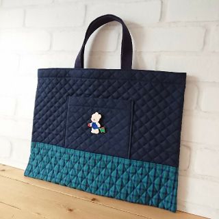 ファミリア(familiar)の【ハンドメイド】くまワッペン付レッスンバッグ 紺×青チェック 入園入学通学(バッグ/レッスンバッグ)