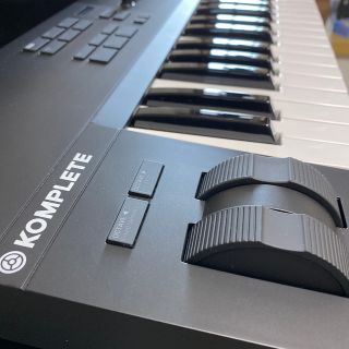 KOMPLETE KONTROL A49(MIDIコントローラー)