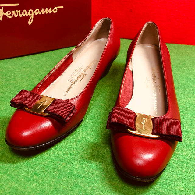 Salvatore Ferragamo(サルヴァトーレフェラガモ)の【Ferragamo】フェラガモ   ヴァラ　レッド　23cm レディースの靴/シューズ(ハイヒール/パンプス)の商品写真