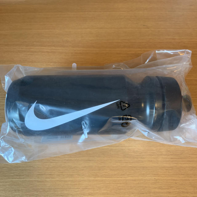 NIKE(ナイキ)のNIKE ビックマウスウォーターボトル　スウッシュ　ブラック×ホワイト625ml メンズの靴/シューズ(スニーカー)の商品写真