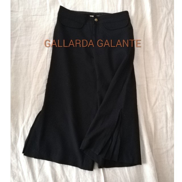 GALLARDA GALANTE(ガリャルダガランテ)のガリャルダガランテ　クロップドフレアパンツ レディースのパンツ(クロップドパンツ)の商品写真