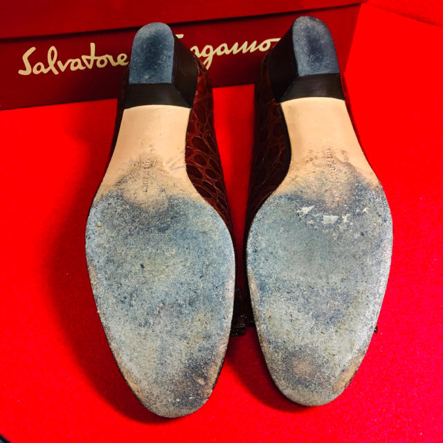 Salvatore Ferragamo(サルヴァトーレフェラガモ)の【Ferragamo】フェラガモ   クロコ型押　ブラウン　パンプス　23.5 レディースの靴/シューズ(ハイヒール/パンプス)の商品写真