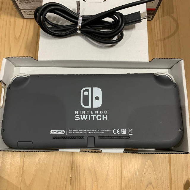 Nintendo Switch(ニンテンドースイッチ)の値下げNintendo Switch Liteグレー　本体　中古美品　スイッチ エンタメ/ホビーのゲームソフト/ゲーム機本体(家庭用ゲーム機本体)の商品写真