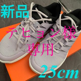 ナイキ(NIKE)のテヒョン様専用　ナイキテニスシューズNIKEレディース新品⭐︎お値下げしました。(シューズ)