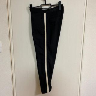 ザラ(ZARA)のZARA 人気白ラインパンツ 黒　Lサイズ（日本サイズ11号〜13号）(カジュアルパンツ)