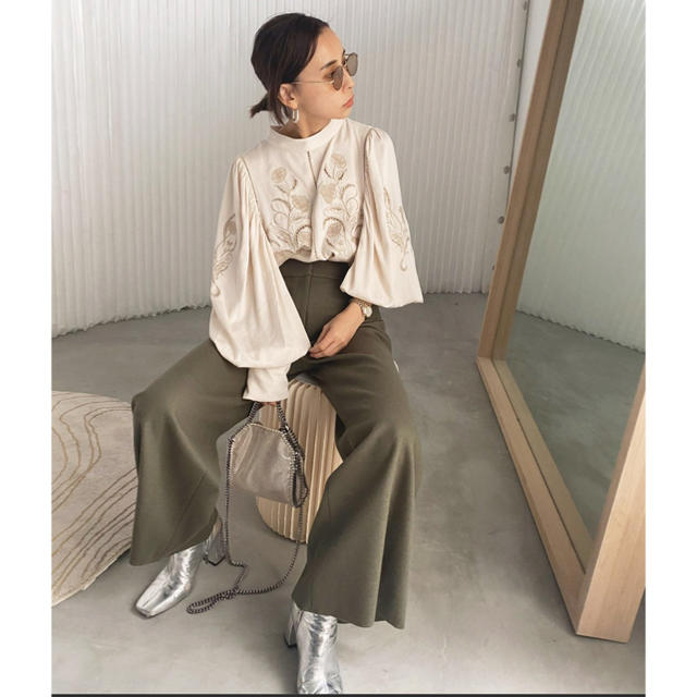 LADY EMBROIDERY PUFF BLOUSE アイボリー-