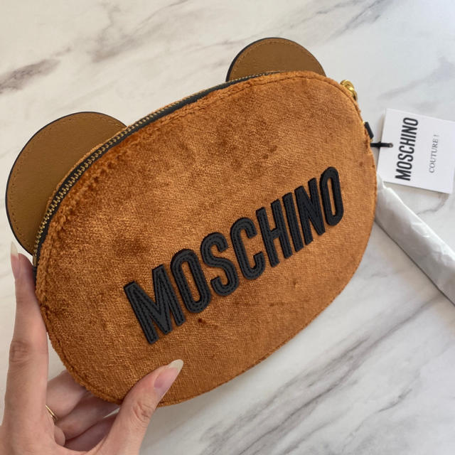 タグ付新品 イタリア製 MOSCHINO ベロア 立体ロゴデザインクラッチ