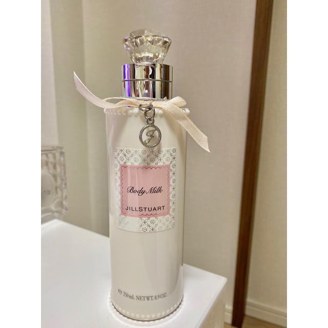 JILLSTUART(ジルスチュアート)のジルスチュアート　リラックス　ボディミルク250ml コスメ/美容のボディケア(ボディクリーム)の商品写真