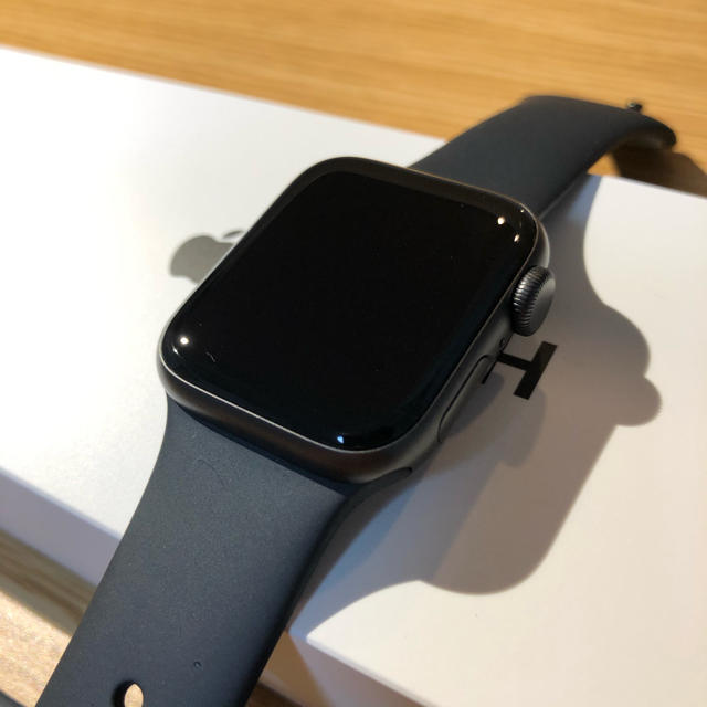 Apple Watch SE 本体 (GPSモデル) 40mm スペースグレイ-