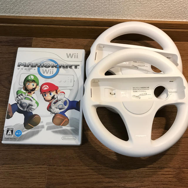 Wii(ウィー)のマリオカートwii とwiiハンドル2個セット エンタメ/ホビーのゲームソフト/ゲーム機本体(家庭用ゲームソフト)の商品写真