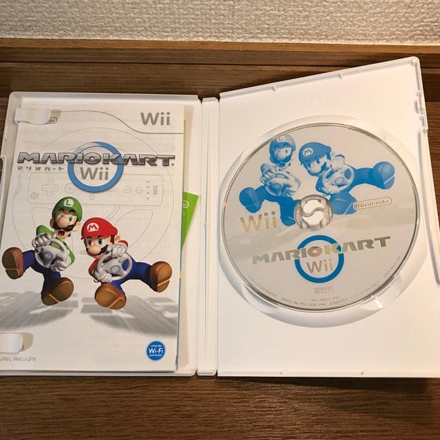 Wii(ウィー)のマリオカートwii とwiiハンドル2個セット エンタメ/ホビーのゲームソフト/ゲーム機本体(家庭用ゲームソフト)の商品写真