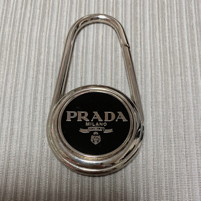 PRADA(プラダ)の【あやちゃん様専用】未使用　プラダ　キーホルダー　PRADA ロゴ　本物 レディースのファッション小物(キーホルダー)の商品写真