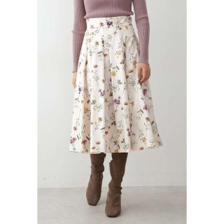 ジルバイジルスチュアート(JILL by JILLSTUART)のJILL by JILLSTUART ボタニカルアートフラワースカート 新品(ひざ丈スカート)