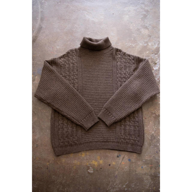 COMOLI(コモリ)のyashiki ヤシキ Fuyuzora Turtle Knit(CAFE) メンズのトップス(ニット/セーター)の商品写真