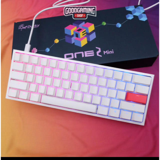 【美品】Ducky One 2 Mini Pure White RGB 60% スマホ/家電/カメラのPC/タブレット(PC周辺機器)の商品写真