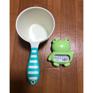 ニシマツヤ(西松屋)の湯温計とベビー用洗面器(お風呂のおもちゃ)