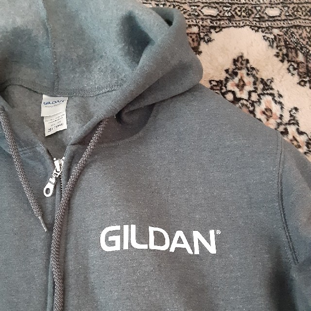 GILDAN(ギルタン)の未着用　ギルダンのフード付きパーカー(M)グレー メンズのトップス(パーカー)の商品写真