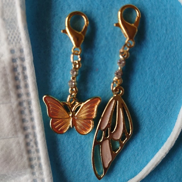 蝶と羽のマスクチャーム・2個　オレンジがかったピンク ハンドメイドのアクセサリー(チャーム)の商品写真