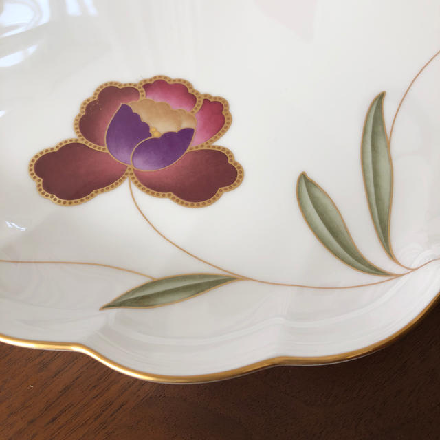 Noritake(ノリタケ)の未使用ノリタケ  ボーンチャイナ　花柄　大皿　NORITAKE パーティ皿　お皿 インテリア/住まい/日用品のキッチン/食器(食器)の商品写真