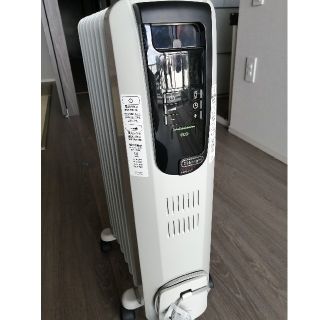 デロンギ(DeLonghi)のデロンギ オイルヒーター　デジタルラディアント　ホワイト KHD410812-B(オイルヒーター)