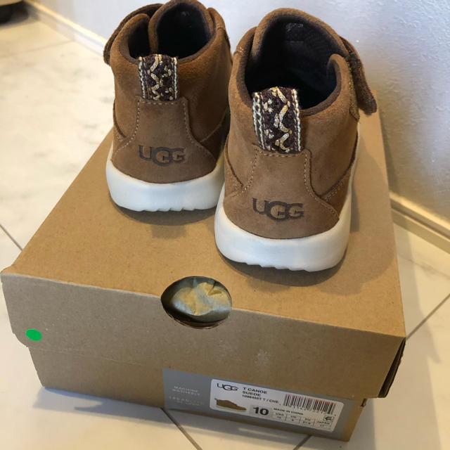 UGG(アグ)の新品　未使用　UGG キッズ キッズ/ベビー/マタニティのキッズ靴/シューズ(15cm~)(ブーツ)の商品写真