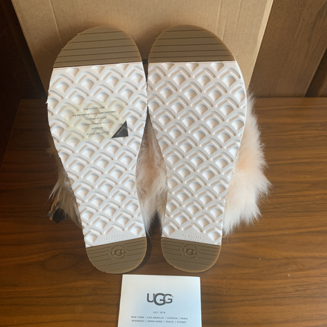 ugg holly サンダル