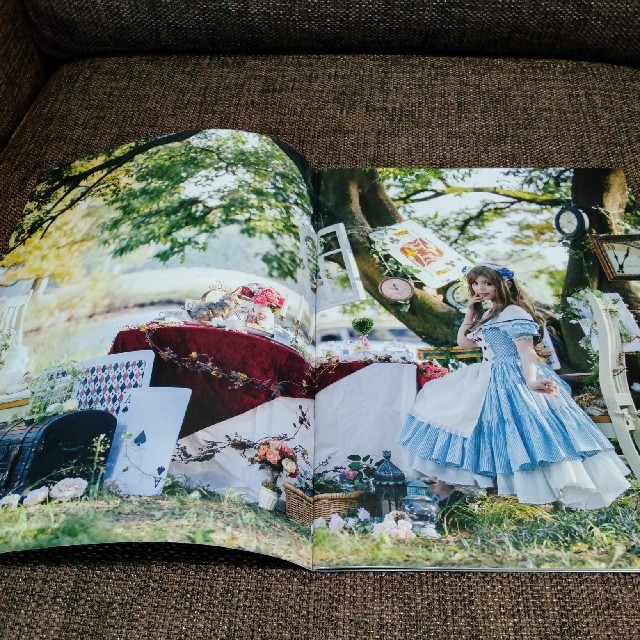 製作日和　DRESS AS A ALICE　写真集 エンタメ/ホビーの本(アート/エンタメ)の商品写真