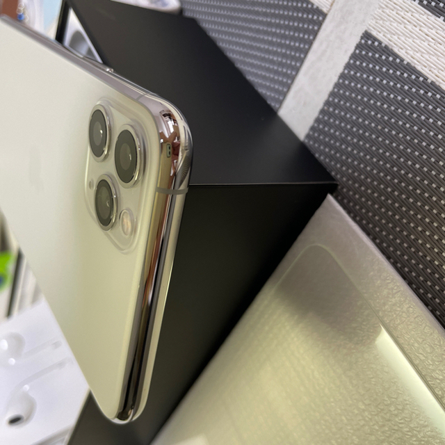Apple(アップル)のiPhone11 Pro MAX 256GB SIMフリー silver  スマホ/家電/カメラのスマートフォン/携帯電話(スマートフォン本体)の商品写真