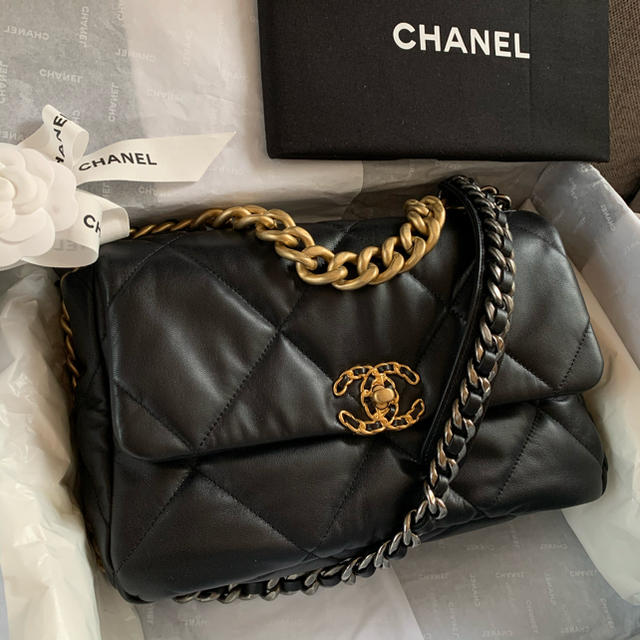 CHANEL(シャネル)の新品未使用CHANEL19 ラージフラップバッグ大人気のブラック☆入手困難 レディースのバッグ(ショルダーバッグ)の商品写真