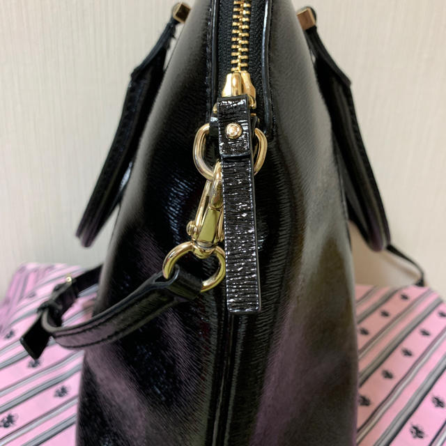 kate spade new york(ケイトスペードニューヨーク)のケイトスペード　パテントレザー　エナメルバッグ レディースのバッグ(ハンドバッグ)の商品写真