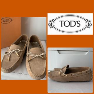 トッズ(TOD'S)のトッズ　ベージュスエード　モカシン(スリッポン/モカシン)