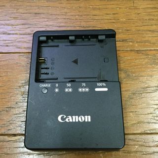 キヤノン(Canon)のCanonキャノン純正バッテリーチャージャー充電器LC-E6(バッテリー/充電器)