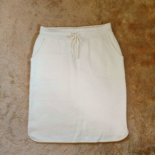 ユニクロ(UNIQLO)のユニクロ ボアスウェットスカート Ｍ ホワイト(ひざ丈スカート)