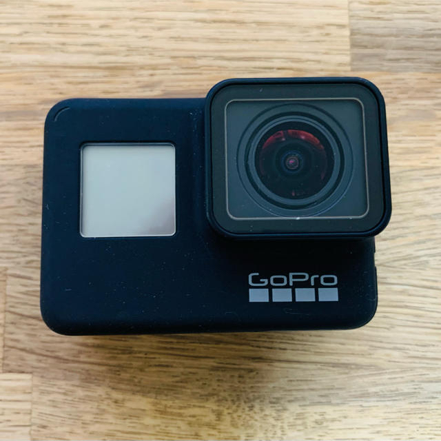 GoPro(ゴープロ)のGoPro hero7【SDカード、純正充電器、バッテリー５本、おまけ付き】 スマホ/家電/カメラのカメラ(ビデオカメラ)の商品写真