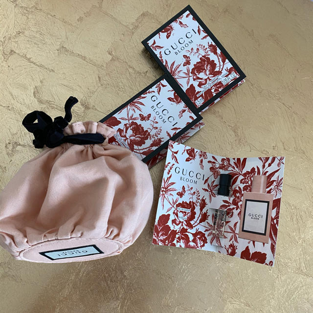 Gucci(グッチ)のGUCCI BLOOM 香水&ポーチセット　新品　日本未入荷 コスメ/美容の香水(香水(女性用))の商品写真