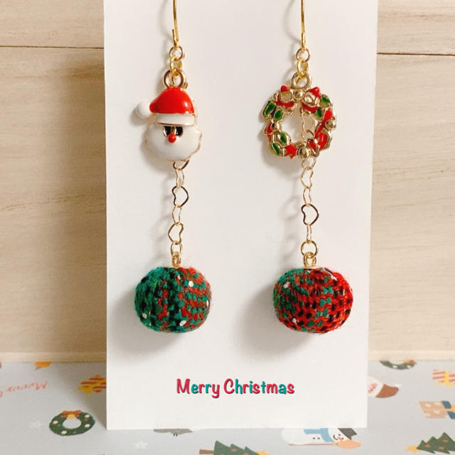 大人可愛い♡サンタさんとリース　揺れる クリスマスボールピアス・イヤリング ハンドメイドのアクセサリー(ピアス)の商品写真