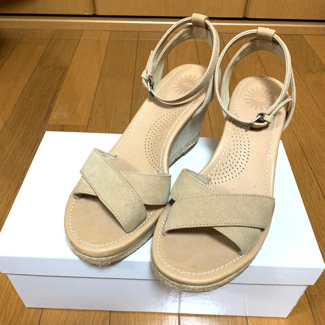 UGG(アグ)のUGG サンダル　ベージュ レディースの靴/シューズ(サンダル)の商品写真