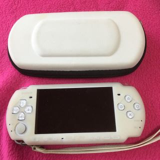 PSPホワイト ケース&シリコンカバー付(家庭用ゲーム機本体)