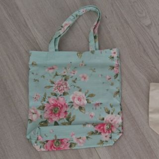 ローラアシュレイ(LAURA ASHLEY)の新品  ローラアシュレイのビニールの手提げ(日用品/生活雑貨)