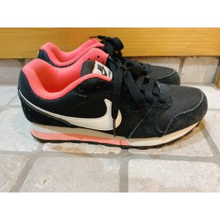 ナイキ(NIKE)のNIKE MDランナー2  22.5cm  ブラック×サーモンピンク(スニーカー)