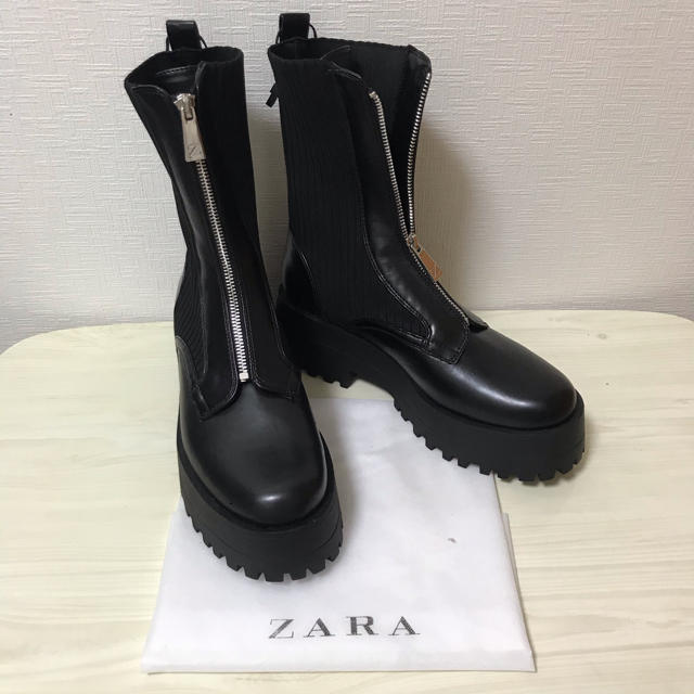 ZARA(ザラ)のZARA ジッパー付きフラットソックスアンクルブーツ レディースの靴/シューズ(ブーツ)の商品写真