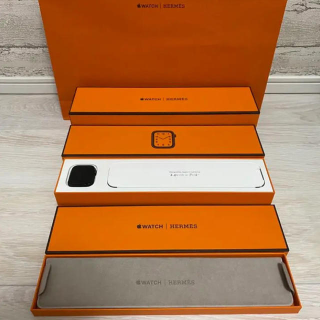 Hermes(エルメス)のApple Watch series 5 HERMES 40mmシンプルトゥール レディースのファッション小物(腕時計)の商品写真