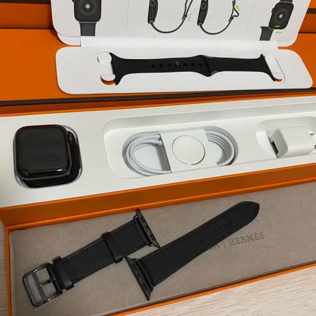 Hermes(エルメス)のApple Watch series 5 HERMES 40mmシンプルトゥール レディースのファッション小物(腕時計)の商品写真