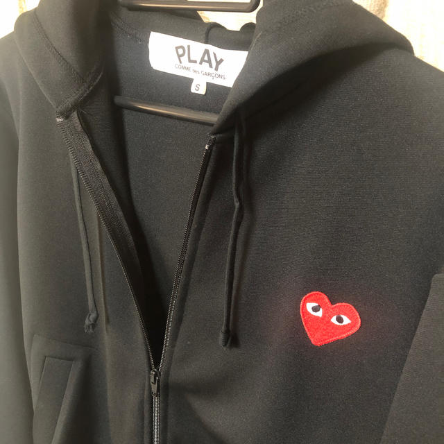 COMME des GARCONS(コムデギャルソン)のプレイ　コムデギャルソン　パーカー　Ꮪサイズ メンズのトップス(パーカー)の商品写真