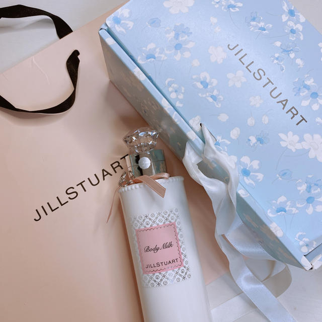 JILLSTUART(ジルスチュアート)のジルスチュアート　リラックス　ボディミルク　ギフトボックス コスメ/美容のボディケア(ボディローション/ミルク)の商品写真