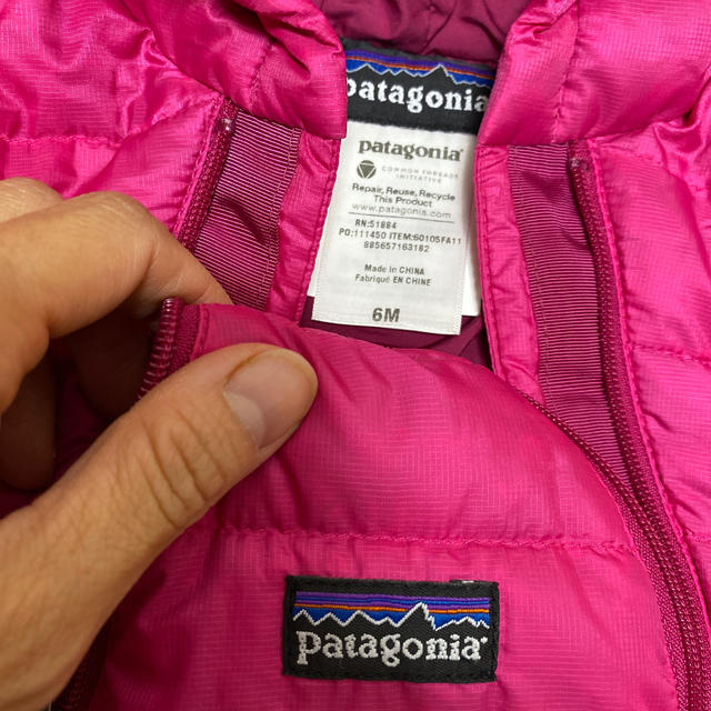 patagonia(パタゴニア)の美品　パタゴニア　ダウン　おくるみ　ジャンプスーツ　オールインワン キッズ/ベビー/マタニティのベビー服(~85cm)(カバーオール)の商品写真