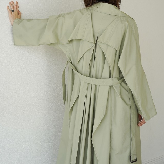 CLANE バックフリルスリーブトレンチコート　 レディースのジャケット/アウター(トレンチコート)の商品写真