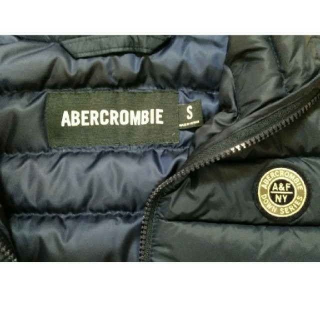 Abercrombie&Fitch(アバクロンビーアンドフィッチ)のアバクロ メンズ ダウンベスト S メンズのジャケット/アウター(ダウンベスト)の商品写真